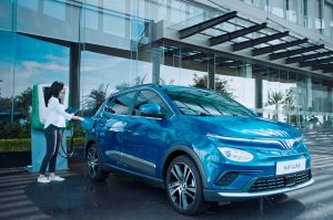 Xe ô tô điện của VinFast sạc bao lâu?