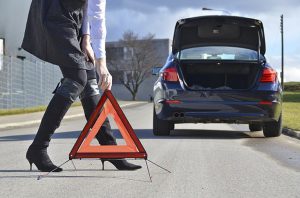 Tìm chổ đổ xe an toàn trước khi thay lốp dự phòng