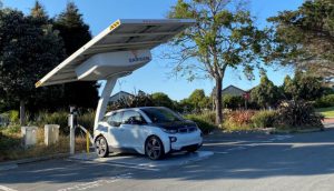 Đỗ xe ô tô điện trong bóng râm