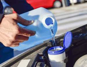Nước rửa kính rất cần thiết với xe ô tô